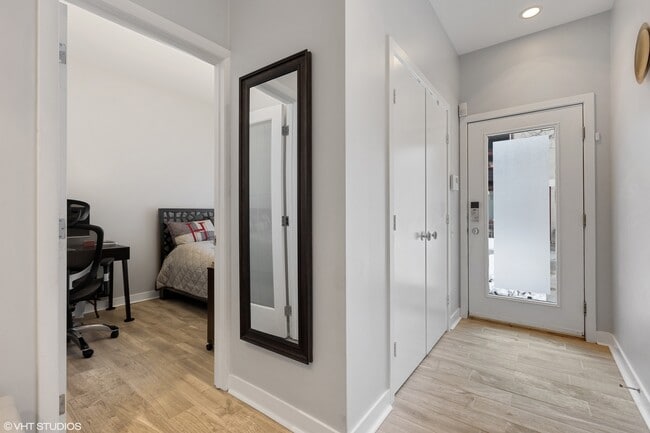 Building Photo - 1240 W Cottage Pl