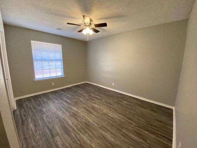 Building Photo - 4 Bed, 2 Bath Corner Lot in Broken Arrow!