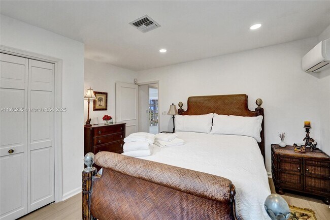 Building Photo - 2889 NE 35th St