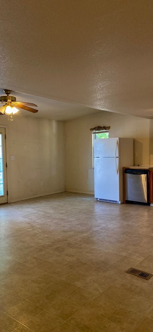Building Photo - 2 Bedroom With Lots of Space