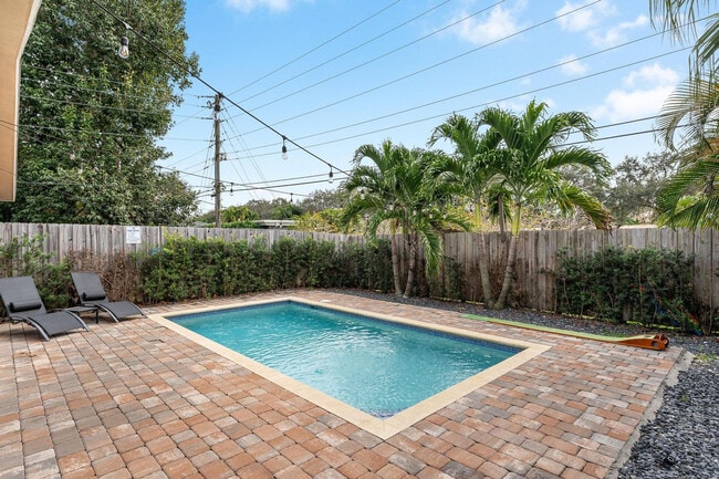 Building Photo - 826 SW 14th Ct