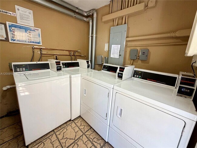 Building Photo - 160 Royal Palm Rd