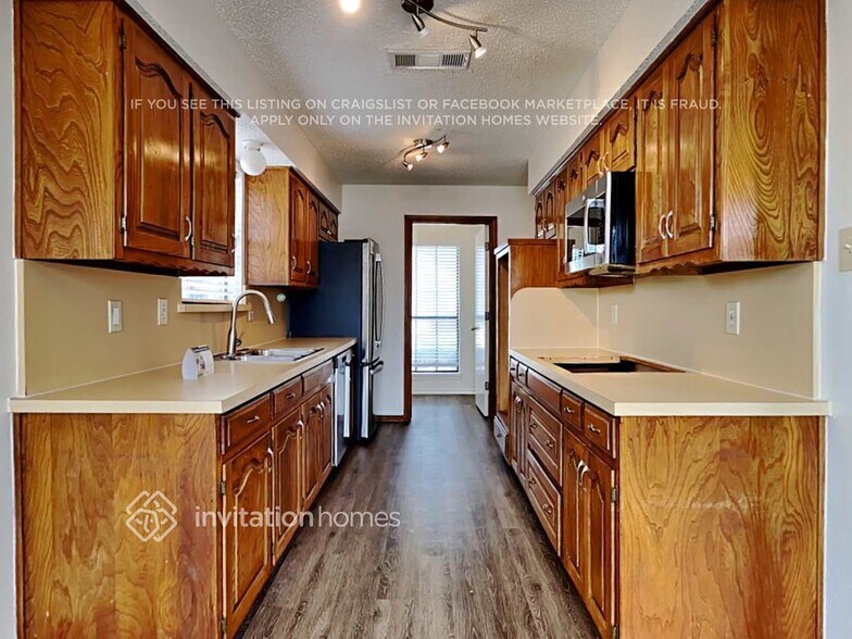 Building Photo - 1666 Clarendon Dr