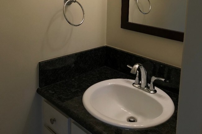 Powder room - 2016 Ruhland Ave