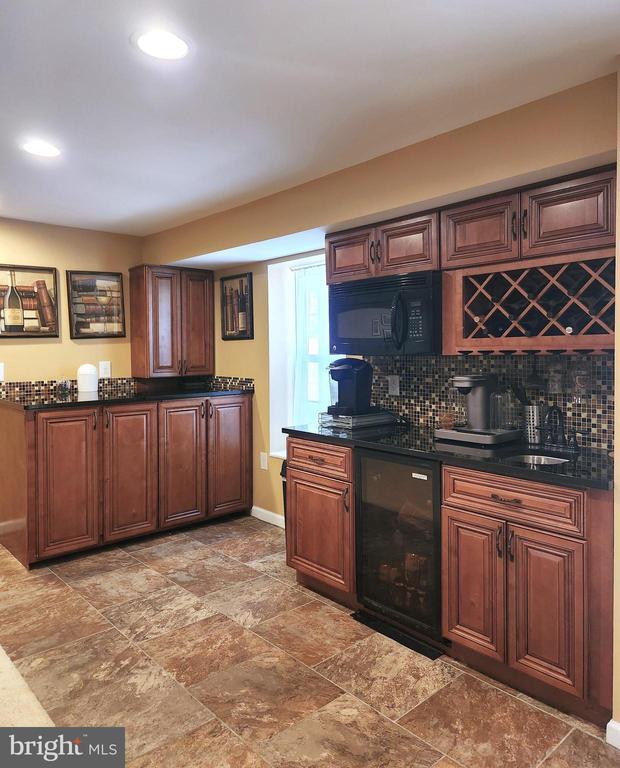 Building Photo - 8008 Race Horse Ln
