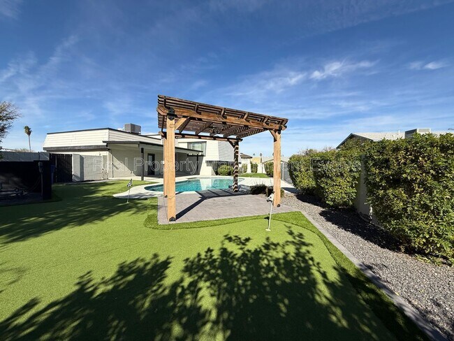 Building Photo - 429 E Greenway Dr