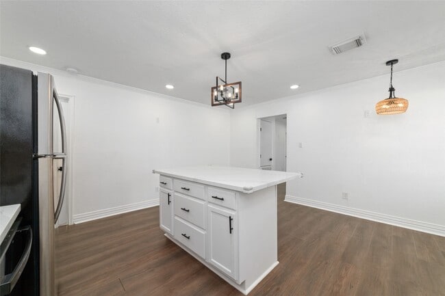 Building Photo - 802 E 33rd St