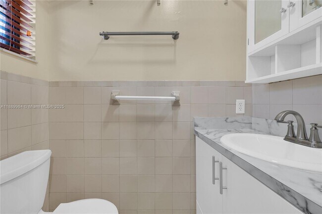 Building Photo - 2560 W 60th St