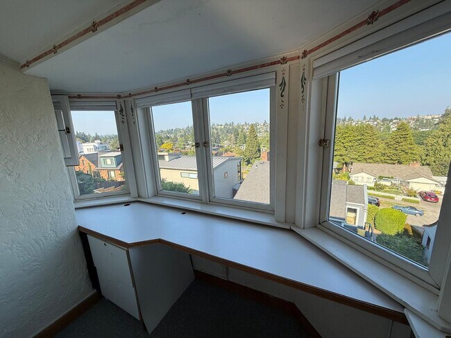 Building Photo - 2466 Montavista Pl W