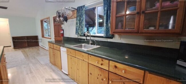 Building Photo - Sun drenched Sanctuary in the heart of the Redwoods minutes from Town