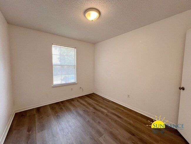 Building Photo - Inviting 2 Bedroom Duplex in Crestview!