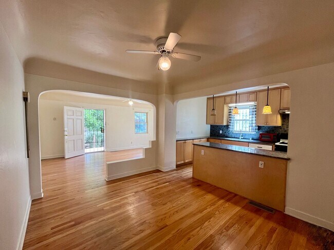Building Photo - 3 Bedroom 2 Bathroom Charmer In Nob Hill!