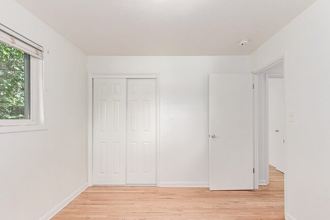 Building Photo - Charming Upper Unit Duplex in the Heart of Englewood!