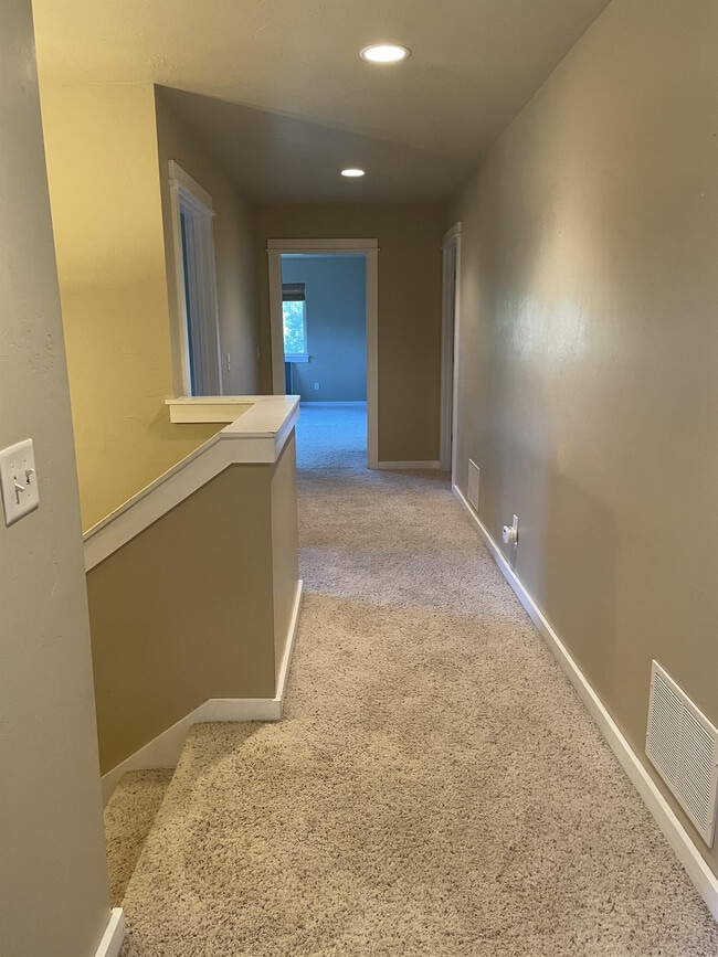 Building Photo - 640 Sanders Ave