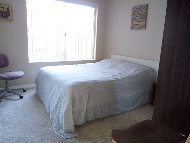 Building Photo - AVAILABLE NOW FOR PRE-PLEASING! 2 BEDROOM ...