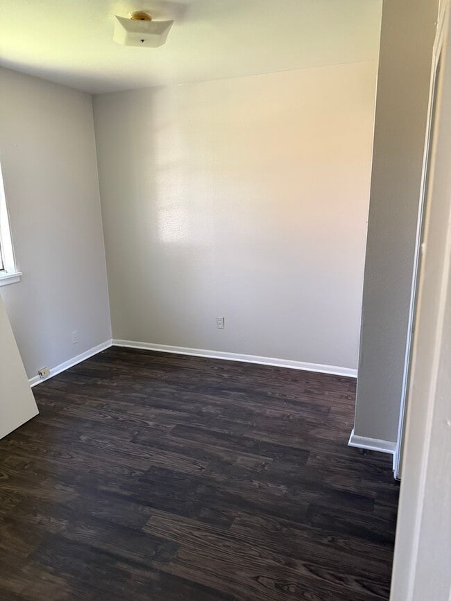 Building Photo - 3 bedroom 1 bathroom **$300 OFF 1ST MONTH SPECIAL