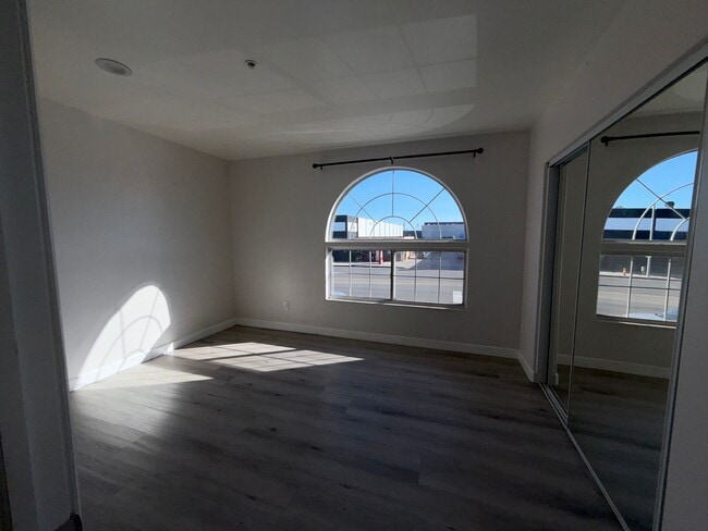 Building Photo - Newly Renovated 3 Bed / 2.5 Bath Apartment for Rent – Prime Huntington Beach Location!