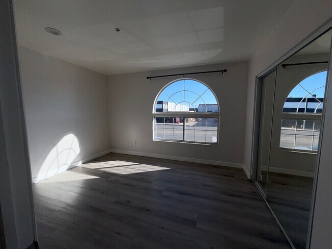 Building Photo - Newly Renovated 3 Bed / 2.5 Bath Apartment...