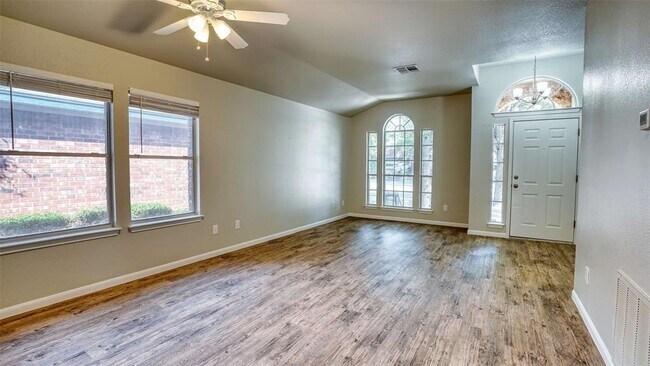 Building Photo - 711 House Creek Dr