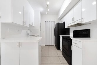 Building Photo - SPACIOUS 2/2 UNIT CENTRALLY LOCATED