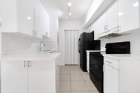 Building Photo - SPACIOUS 2/2 UNIT CENTRALLY LOCATED