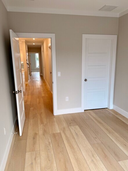 Building Photo - 906 Main St