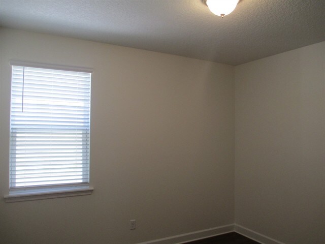Building Photo - 3070 Creek Village Ln