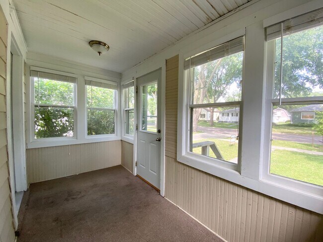 Building Photo - 4 Bedroom Near NDSU!!