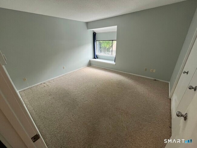 Building Photo - 302 Heritage Vlg
