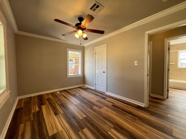 Building Photo - Fully Remodeled Home In Great Area Near Tinker AFB