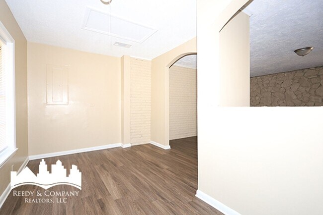 Building Photo - Welcome to 4396 Millbranch!