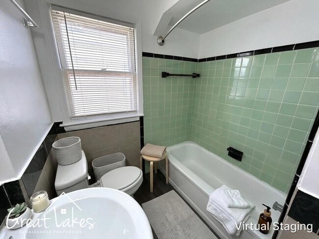 Building Photo - MOVE IN SPECIAL: $150 OFF OF YOUR MOVE-IN FEES - Cozy 2 Bedroom 1 Bathroom Bungalow now available...