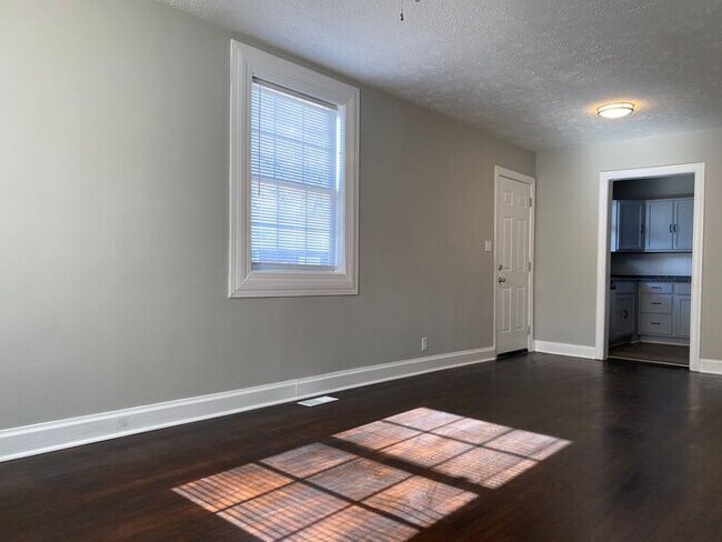 Building Photo - Spacious Renovated Duplex in East Nashville