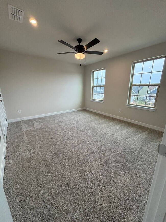 Building Photo - Luxury- New Construction