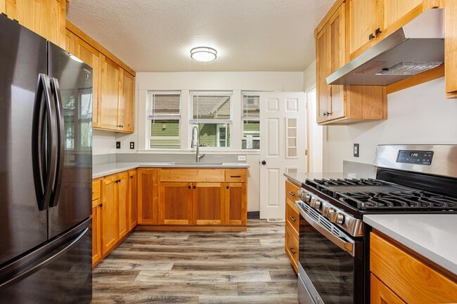 Building Photo - 4313 N Kerby Ave