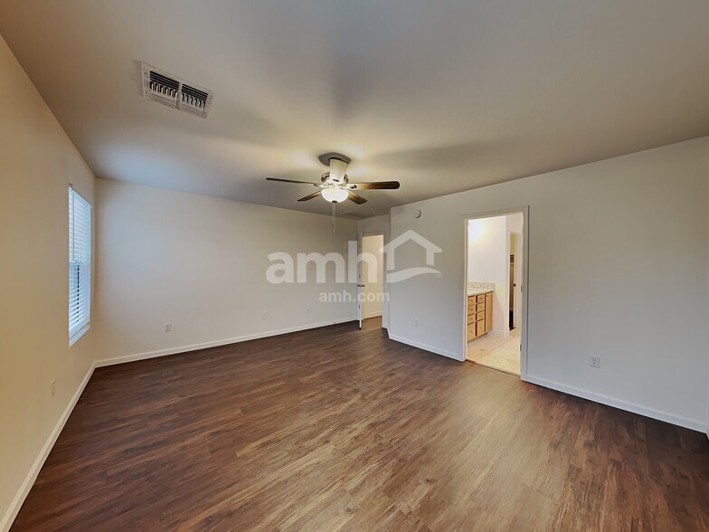 Building Photo - 309 W Vuelta Friso