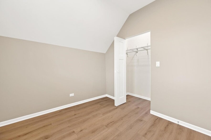 Building Photo - 3311 N Ravenswood Ave