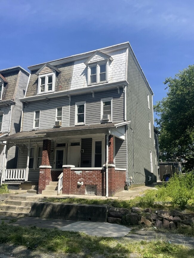 Building Photo - 5 bedroom 1.5 bath. Home available now.