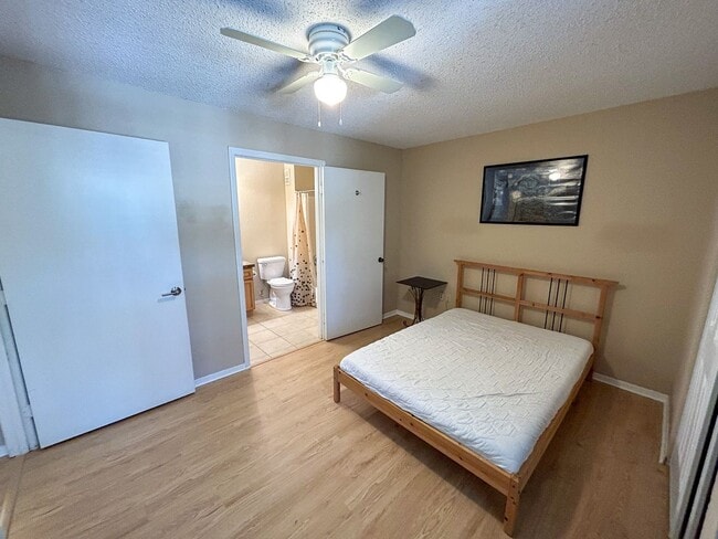 Building Photo - Pet friendly! Windsor Park #1226