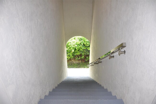 Building Photo - 1216 NW 6th Ct