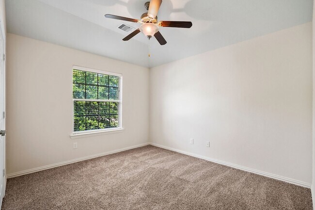Building Photo - 46 Black Swan Ct