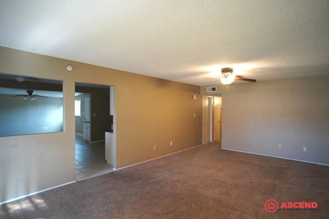 Building Photo - Charming home is Oildale!