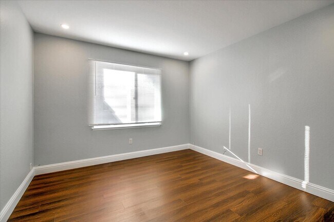 Building Photo - 280 Tradewinds Dr
