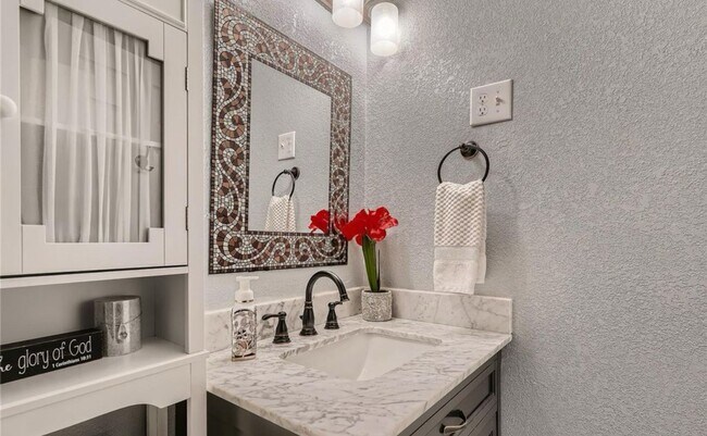Building Photo - Incredible Tri-level home in Cherry Creek ...