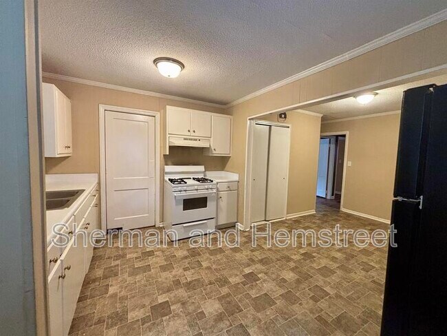 Building Photo - 3212 Sycamore Dr