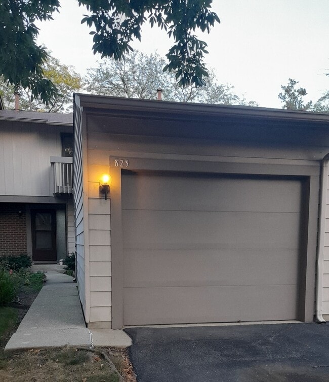 Building Photo - 823 Gladstone Dr