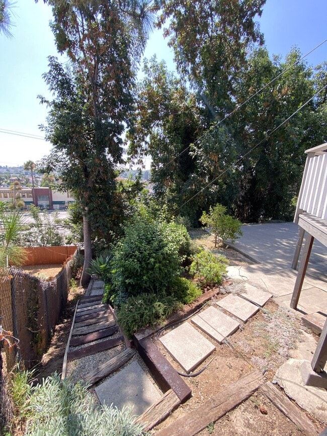 Building Photo - Spacious 3 Bed · 2 Bath Hillside Home — Mo...