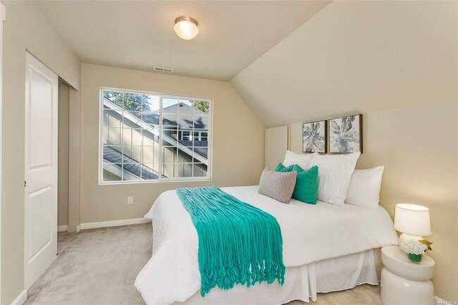 Building Photo - SEPTEMBER FREE >> Beautiful 3BR/3BA Townho...
