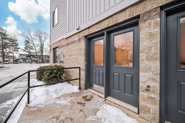 Building Photo - 5 bedroom 2 Bathroom 4 level townhome