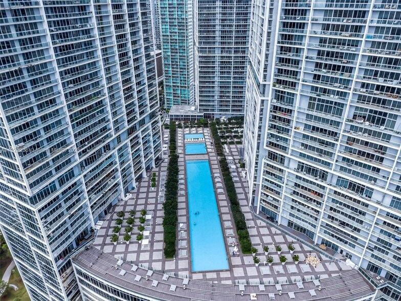 Building Photo - 495 Brickell Ave